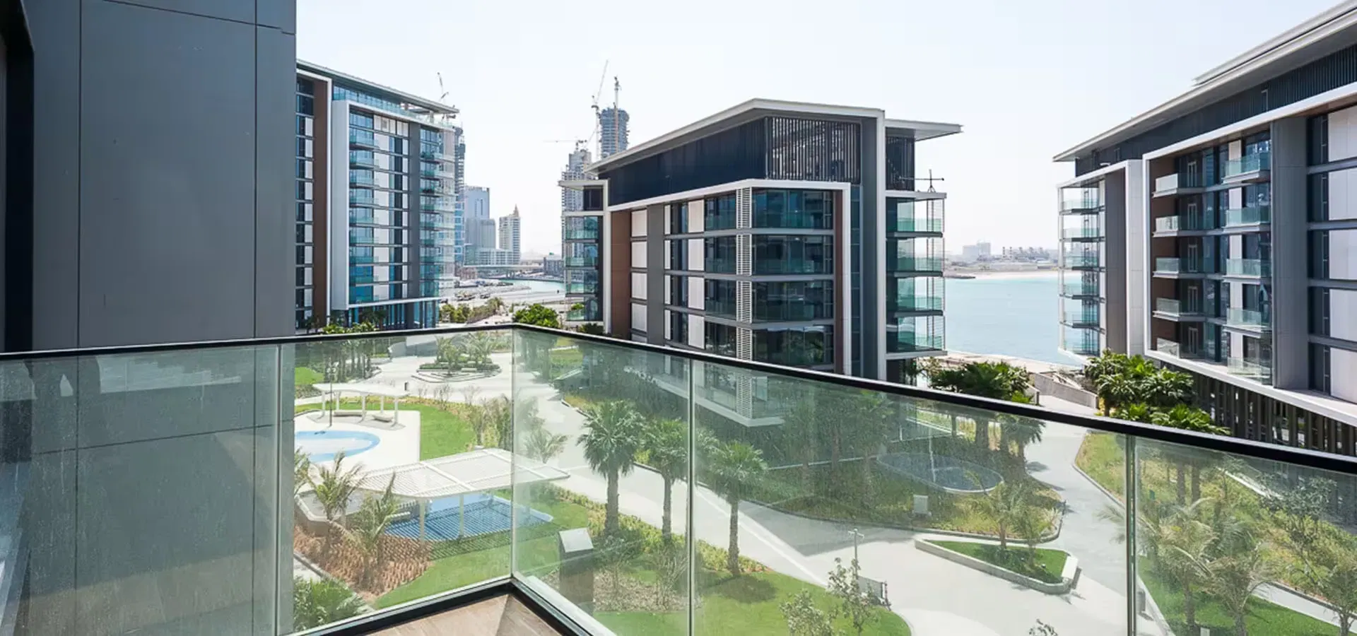 الاندماج المثالي بين الحياة الحضرية والجمال الطبيعي في شقق ميراس بلوواترز ريزيدنسز على جزيرة بلوواترز