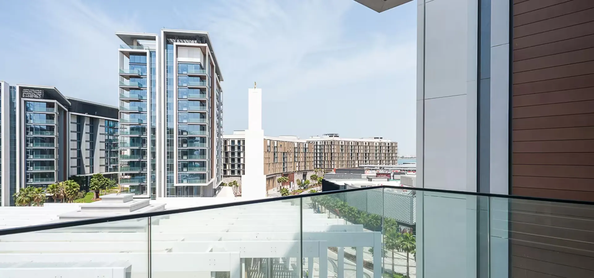 الاندماج المثالي بين الحياة الحضرية والجمال الطبيعي في شقق ميراس بلوواترز ريزيدنسز على جزيرة بلوواترز