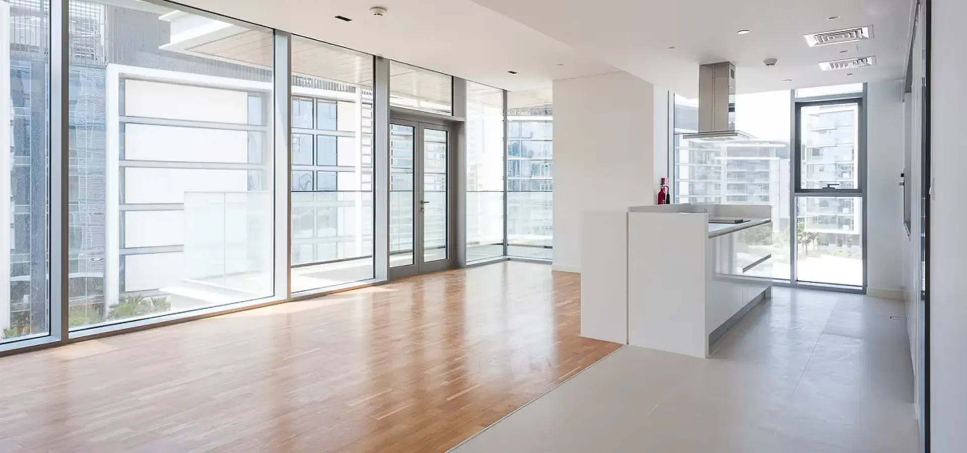 الاندماج المثالي بين الحياة الحضرية والجمال الطبيعي في شقق ميراس بلوواترز ريزيدنسز على جزيرة بلوواترز